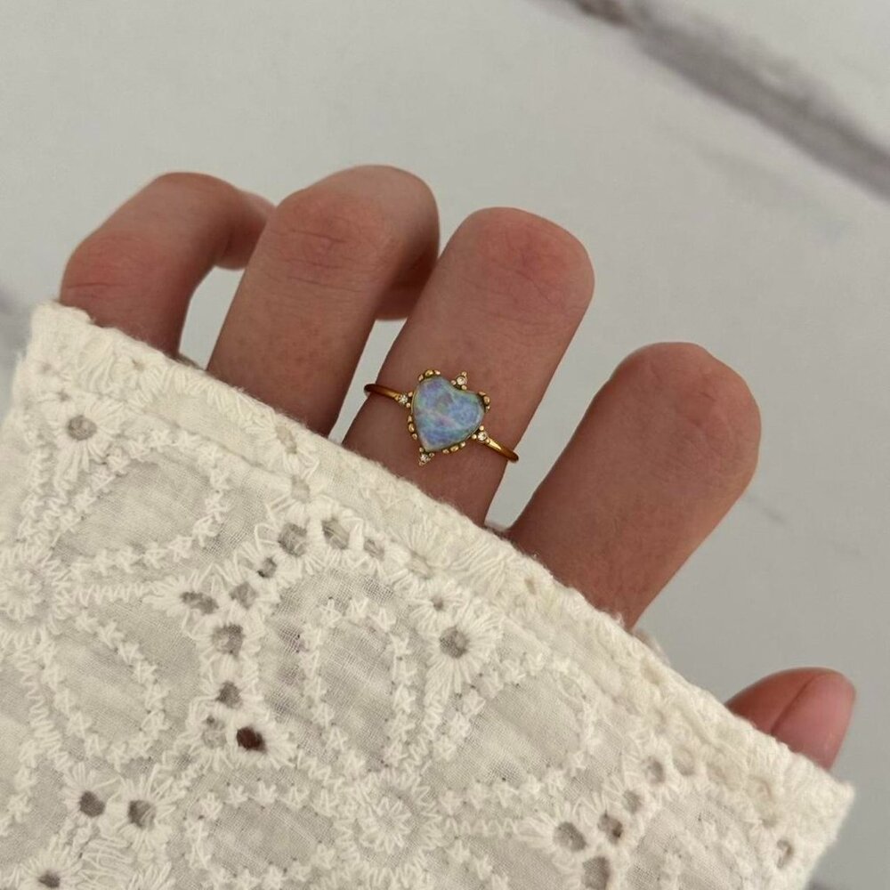 Sku:0191 vintage vibe gold ring with chameleon blue stone heart zircon stone